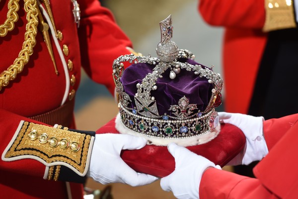 LONDON, ENGLAND - MAY 18:  Queen Elizabeth II's crown is prepared before the State Opening of Parliament in the House of Lords at the Palace of Westminster on May 18, 2016 in London, England. The State Opening of Parliament is the formal start of the parl (Foto: Getty Images)