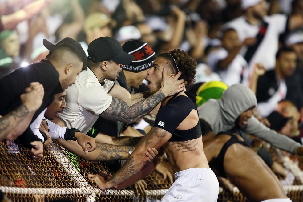 Figueiredo, do Vasco, comemora acesso com a torcida em Itu � Foto: Daniel Ramalho / CRVG