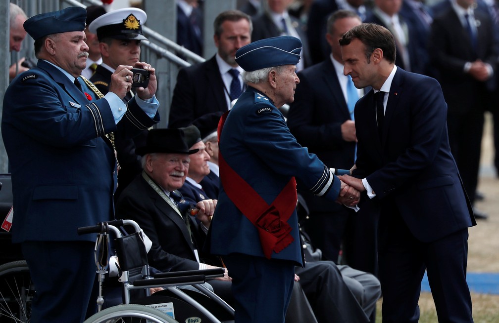  Emmanuel Macron, presidente da França, cumprimenta veteranos da Segunda Guerra durante cerimônia em Portsmouth nesta quarta-feira (5). — Foto: Carlos Barria/Reuters