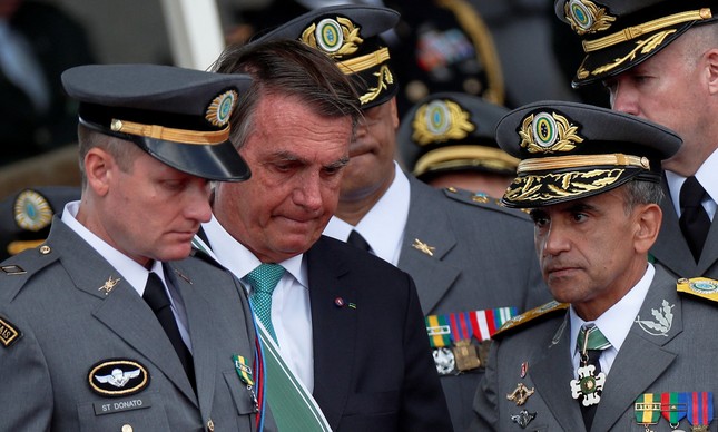 Generais cercam o presidente Jair Bolsonaro em solenidade no Dia do Exército