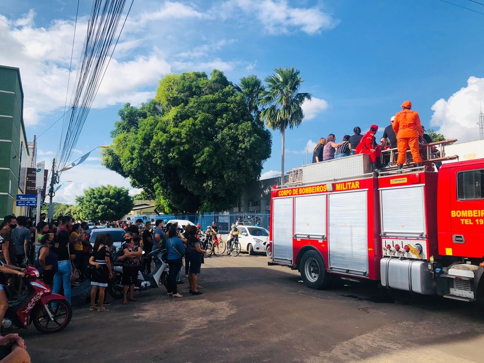 Cortejo foi acompanhado por centenas de pessoas em Imperatriz, no MA — Foto: Simone Oliveira/TV Mirante