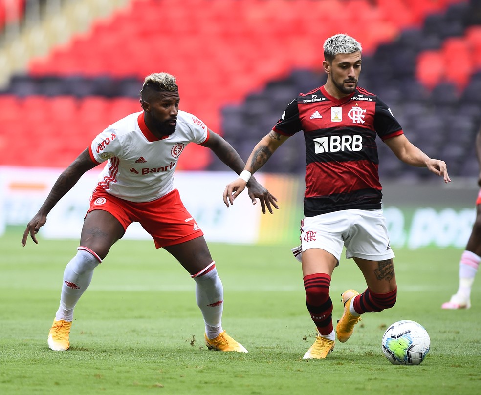 Arrascaeta e Rodinei - Flamengo x Internacional, Brasileir&atilde;o &mdash; Foto: Andr&eacute; Dur&atilde;o 