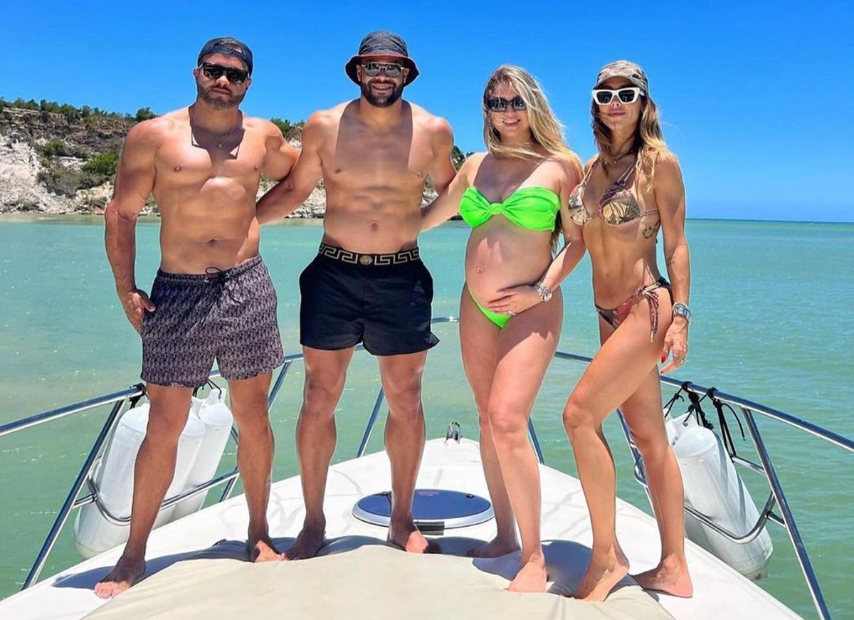 Hulk Paraíba e Camila Ângelo fazem passeio de barco com Maguila e Bella Falconi (Foto: Reprodução / Instagram)