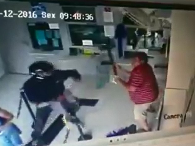 Cliente impede assalto ao tomar machado de ladrão em Silvianópolis (MG). (Foto: Reprodução EPTV)