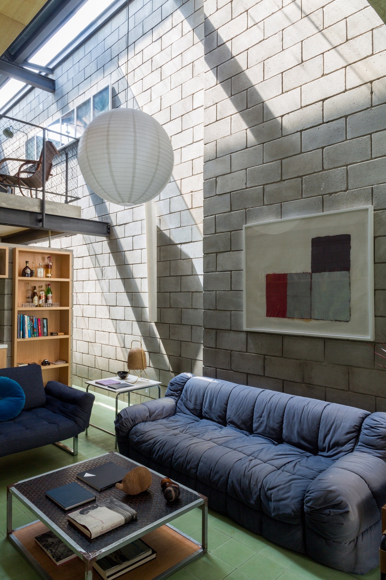 Décor do dia: sala de estar com pé-direito alto e blocos de alvenaria (Foto: Pedro Napolitano Prata)