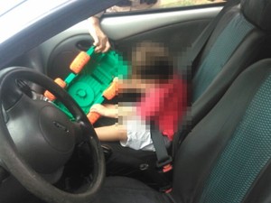 Criança estava no banco da frente, com cinto de segurança (Foto: Divulgação/PRF)