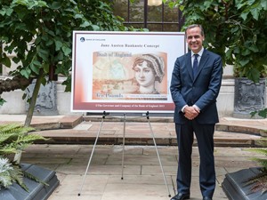 Foto fornecida pelo Banco da Inglaterra mostra Mark Carney, presidente da instituição, com uma amostra de como deverá ser a moeda (Foto: AP)