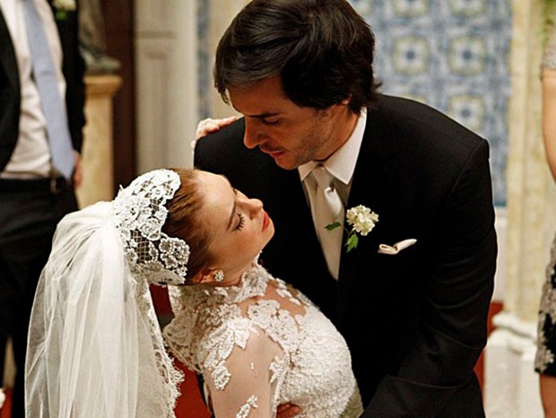 Nicole (Marina Ruy Barbosa) morre durante o casamento, nos braços de seu noivo, Thales (Ricardo Tozzi) (Foto: Reprodução/TV Globo)