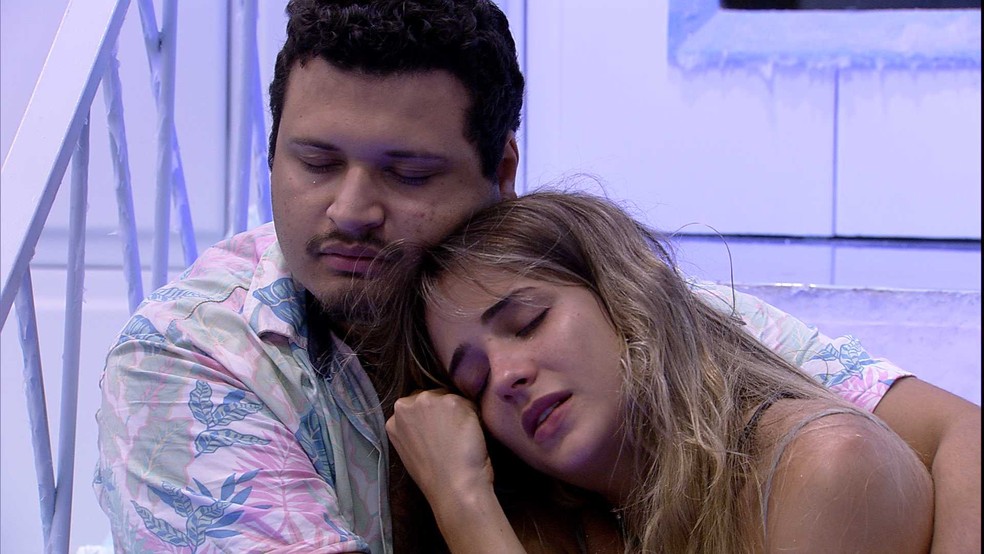 Victor Hugo e Gabi choram na escada — Foto: Globo