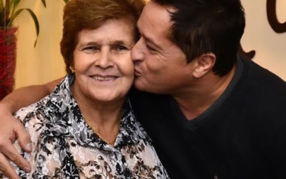 Leonardo com a mãe, Carmem Costa, que morreu aos 85 anos — Foto: Reprodução/Inatgaram de Leonardo
