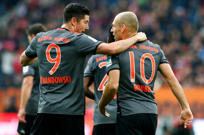 Lewandowski e Robben na comemoração do gol do Bayern de Munique (Foto: Reuters / Michaela Rehle)