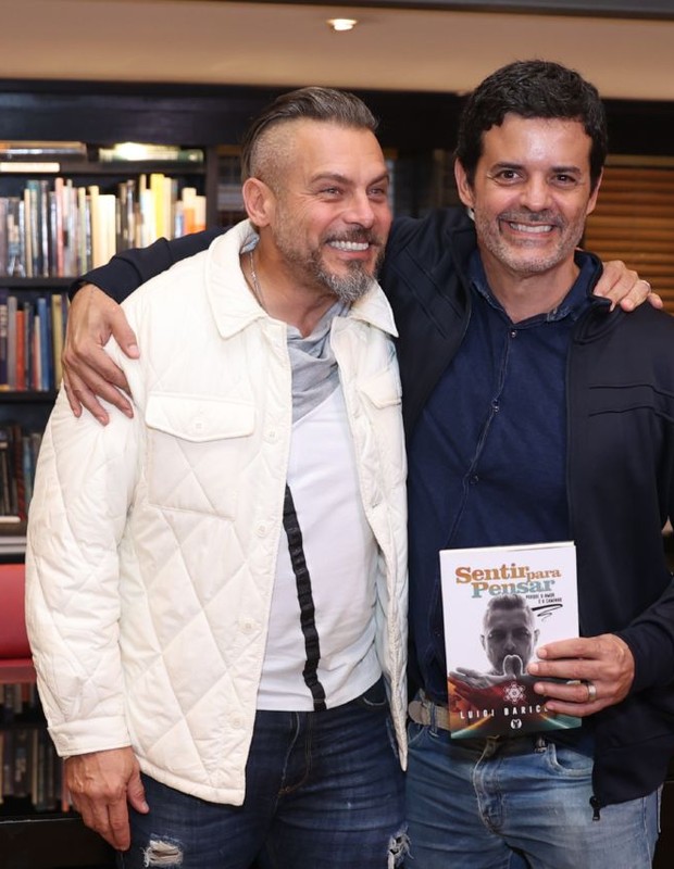 Luigi Baricelli faz sessão de autógrafos de seu livro e recebe o ator Jorge Pontual (Foto: Daniel Pinheiro/AgNews)