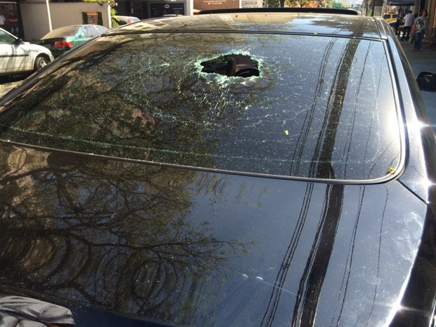 Motorista do Uber diz que carro teve o vidro quebrado por pedradas (Foto: Arquivo pessoal)