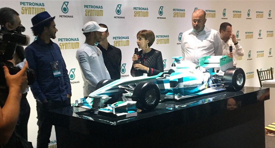 Hamilton retribui presente da família Senna com carro personalizado por Kobra