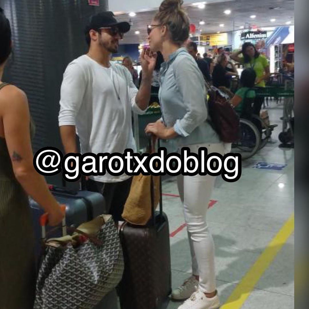 Caio Castro faz carinho em Grazi Massafera no aeroporto de Recife (Foto: Reprodução Instagram)