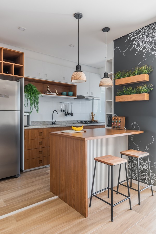 Décor do dia: cozinha aberta com plantas, arte na parede e decoração atemporal (Foto: Guilherme Pucci)