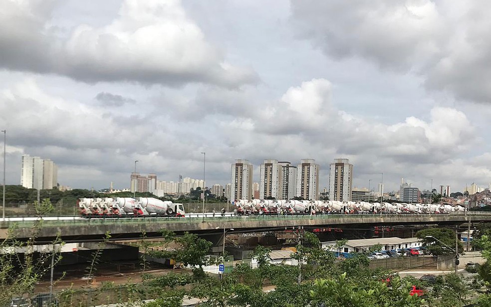 Caminhões enfileirados na manhã deste sábado (16) para realização de testes no viaduto que cedeu na Marginal Pinheiros — Foto: Marcílio Kimura/G1