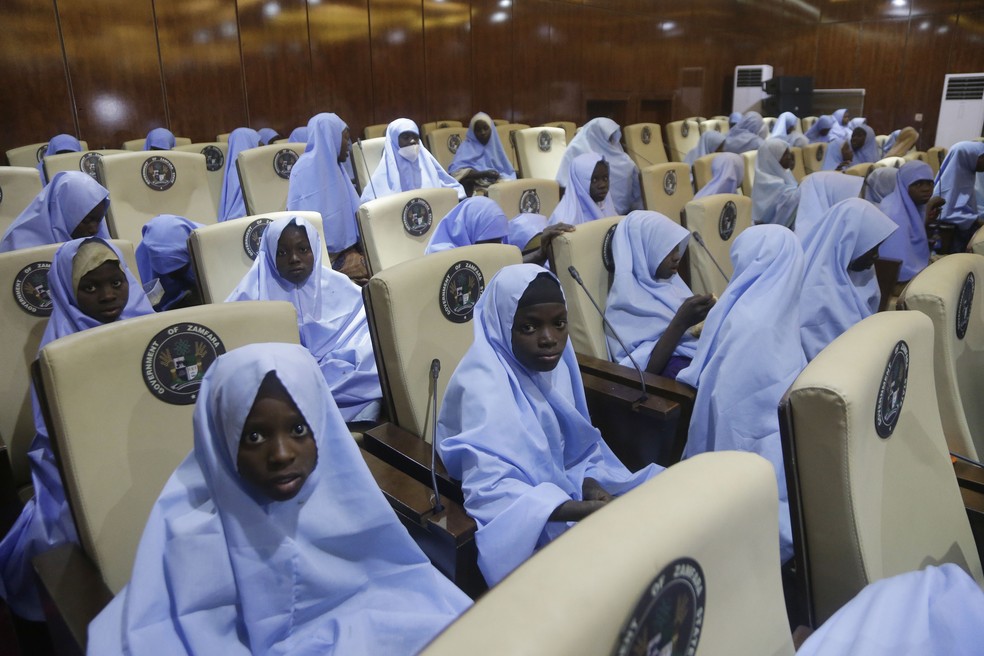 Quase 300 meninas sequestradas de escola na Nigéria são libertadas