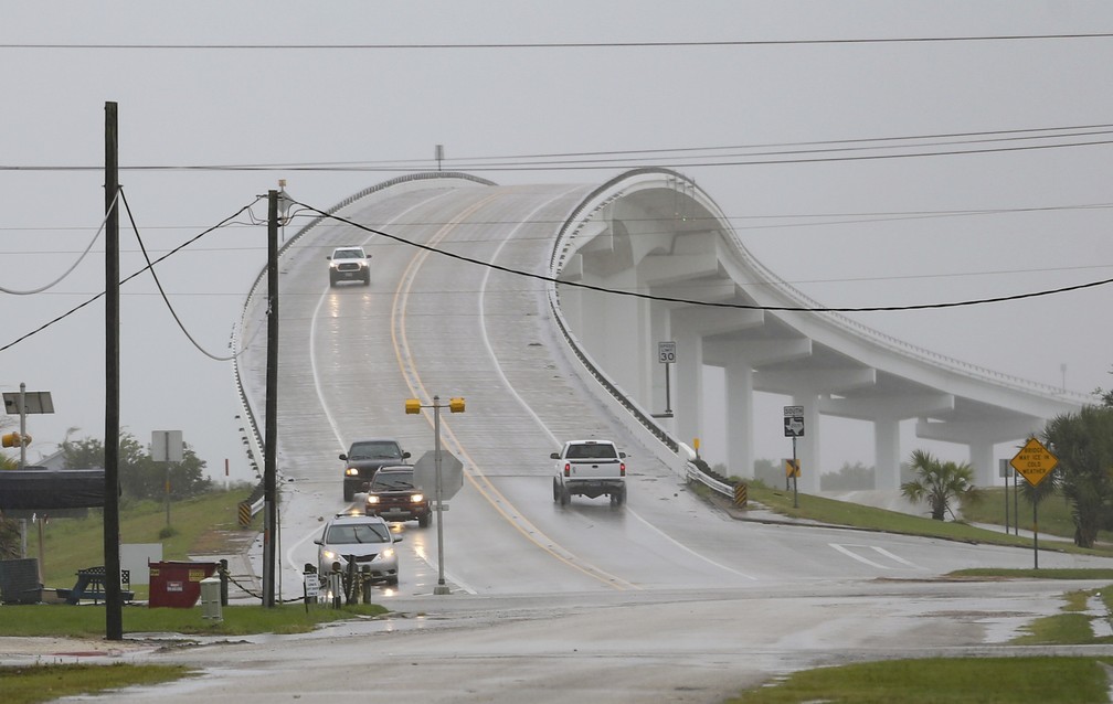 Veículos trafegam pela Intracoastal Waterway Bridge em Matagorda, no Texas, antes da chegada do furacão/tempestade tropical Nicholas no estado em 13 de setembro de 2021 — Foto: Elizabeth Conley/Houston Chronicle via AP