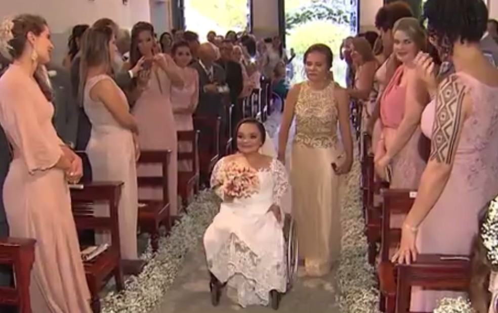 Amanda foi levada para o noivo pela mÃ£e â Foto: ReproduÃ§Ã£o/TV Bahia