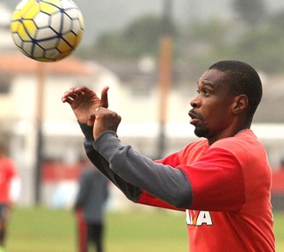 Com leve estiramento, Juan desfalca o Flamengo contra o Santos, na quarta