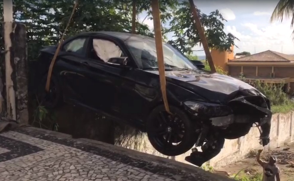 Carro precisou ser i&ccedil;ado pra ser retirado de terreno em Ponta Negra &mdash; Foto: Anselmo Ferreira/Inter TV Cabugi