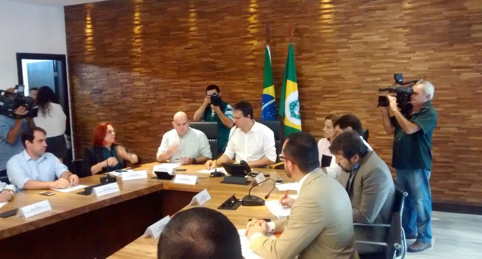 Reunião entre cúpula da segurança, governador e prefeito de Fortaleza discutiu medidas para barrar violência no Estado (Foto: Valdir Almeida/G1 CE)