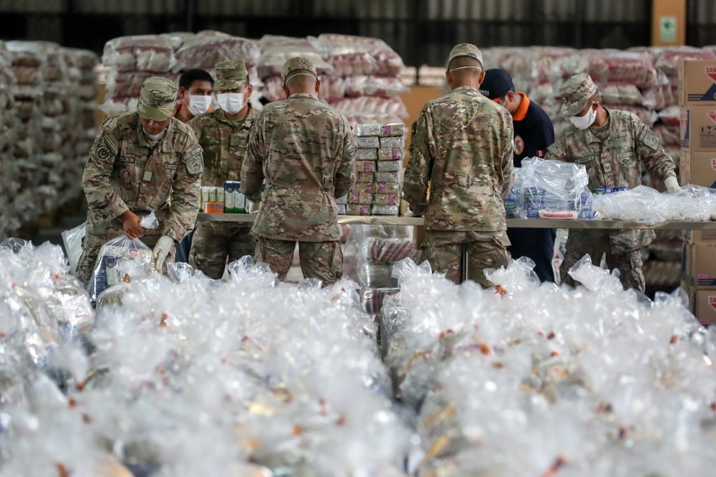 Militares do Peru participam de ação para distribuir kits durante pandemia de novo coronavírus — Foto: Luis Enrique Saldaña / Peruvian Ministry of Defense / AFP