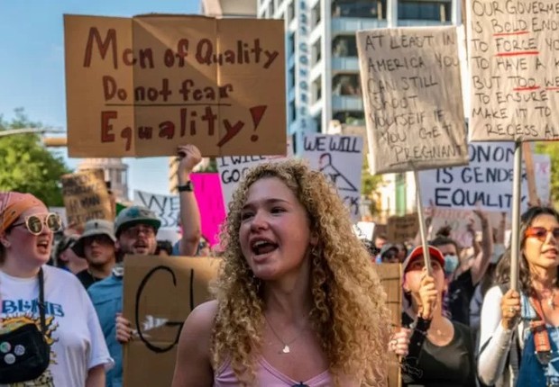 Mulheres protestam contra derrubada da decisão Roe x Wade no Texas, em 25 de junho de 2022 (Foto: BBC)