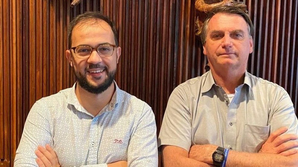 Servidor Luis Ricardo Miranda chegou a tirar foto com Bolsonaro em encontro que disse ter informado presidente sobre irregularidades na compra da Covaxin. — Foto: Reprodução