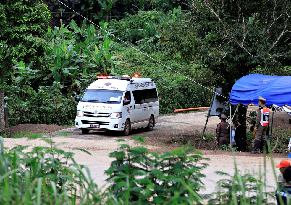 Ambulância deixa caverna Tham Luang, na Tailândia, nesta terça-feira (10) (Foto: Soe Zeya Tun/Reuters )