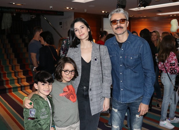 Ângelo Paes Leme e Anna Sophia Folch com o filho, Caetano (de óculos) e amiguinho (Foto: Rogério Fidalgo/AgNews)