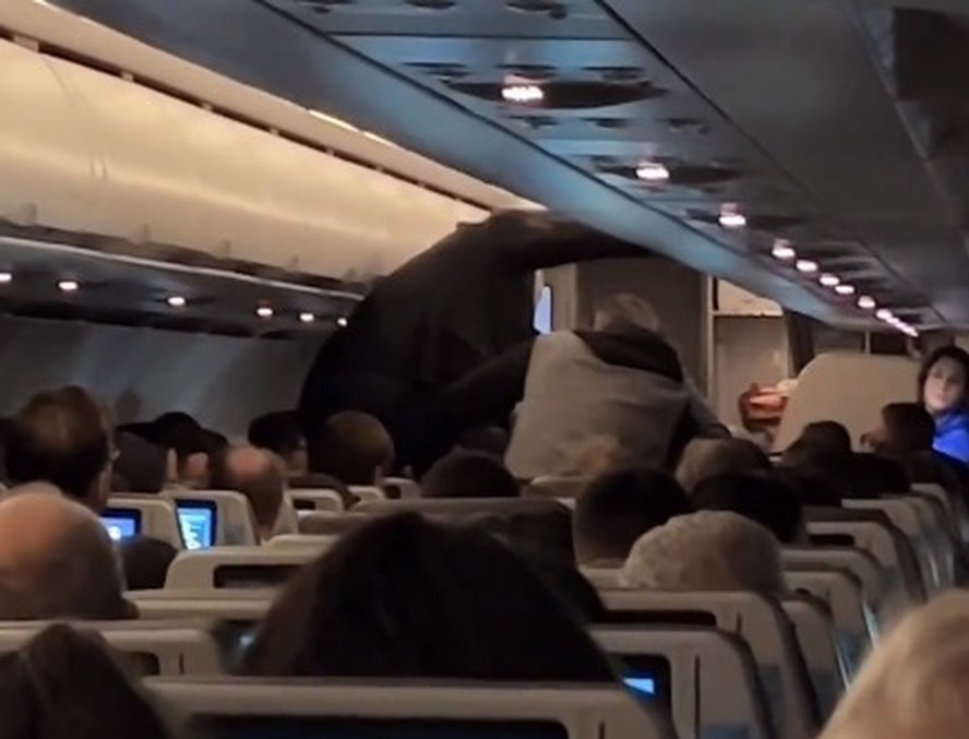 Passageiro de voo precisou ser imobilizado após destruir banheiro de avião
