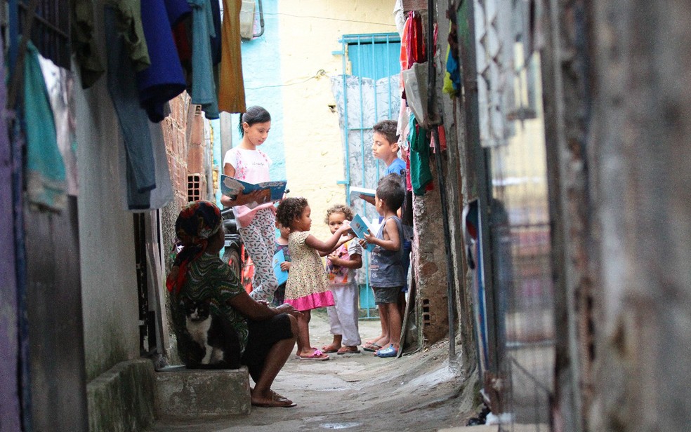 Garota de 11 anos dá aula em becos de comunidade no Recife (Foto: Aldo Carneiro/Pernambuco Press)