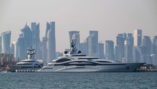 Iates de luxo ancorados em Doha para a Copa do Catar receberão turistas— Foto: Andrej ISAKOVIC / AFP