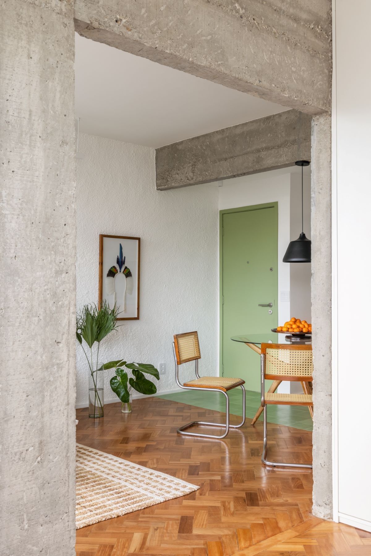 SALA DE JANTAR | A estrutura de concreto emoldura as salas e dá unidade ao projeto (Foto: Joana França / Divulgação)
