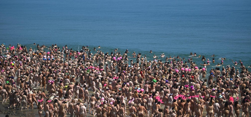 Evento reúne 2.505 mulheres tomando banho de mar nuas na Irlanda (Foto: Clodagh Kilcoyne/Reuters)