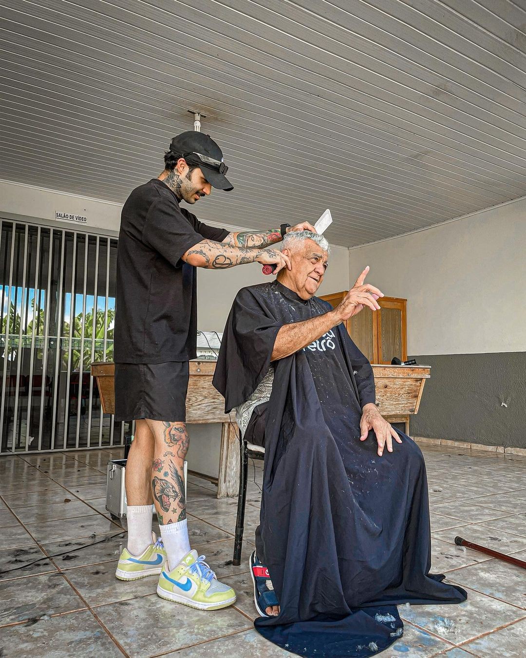Barbeiro resgata autoestima em lar de idosos cortando cabelo de graça: 'É estar junto compartilhando amor'