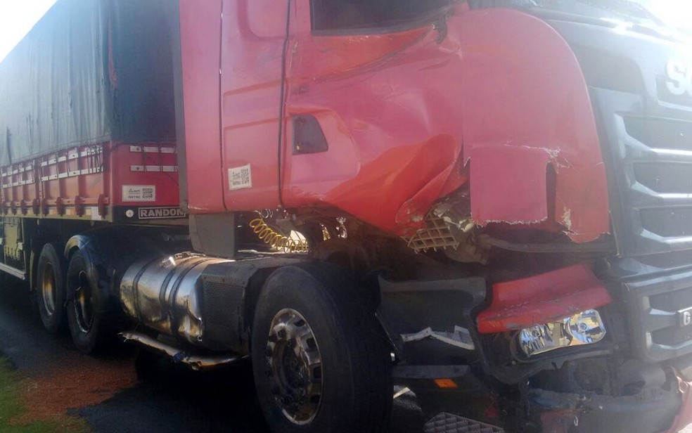 Caminhão carregado com sorgo envolvido em acidente em Piracicaba (Foto: Edijan Del Santo/EPTV)