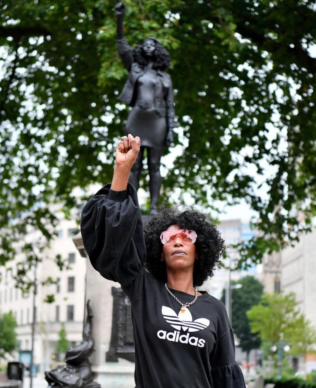 Estatua de manifestante do 'Black Lives Matter' substitui monumento de escravocrata derrubada no mês passado em Bristol (Foto: Reprodução/Instagram)