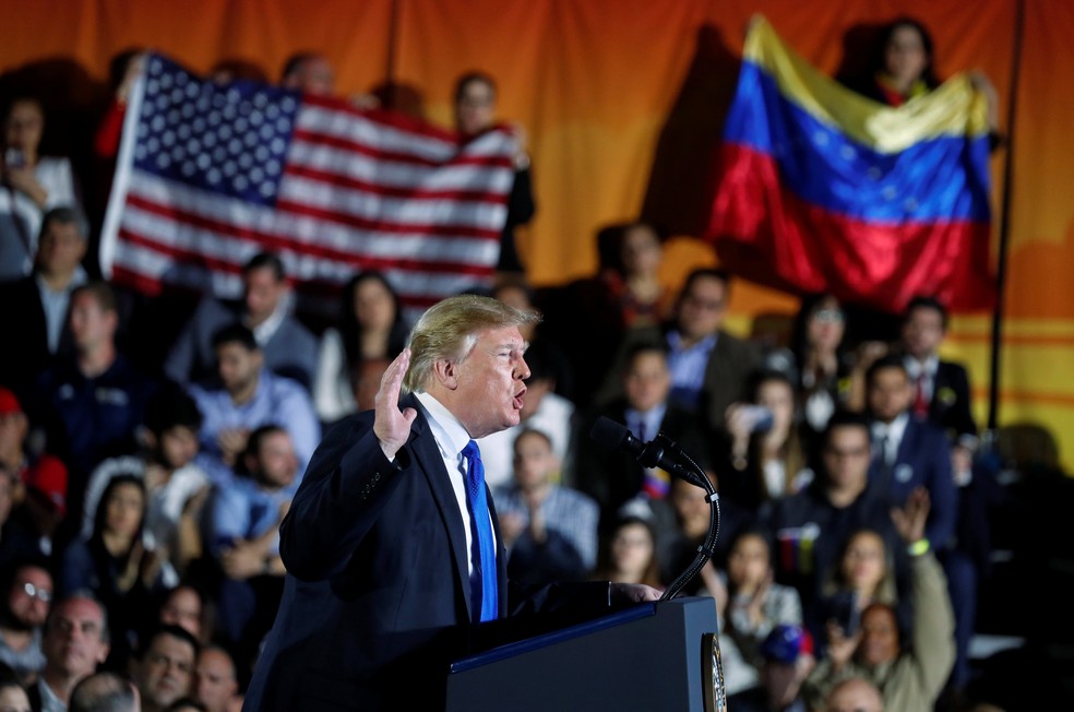 Donald Trump discursa diante de imigrantes venezuelanos em Miami â€” Foto: Kevin Lamarque/Reuters