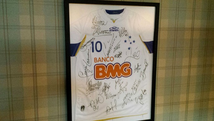 Camisa do Cruzeiro ganha lugar de destaque em hotel da equipe celeste