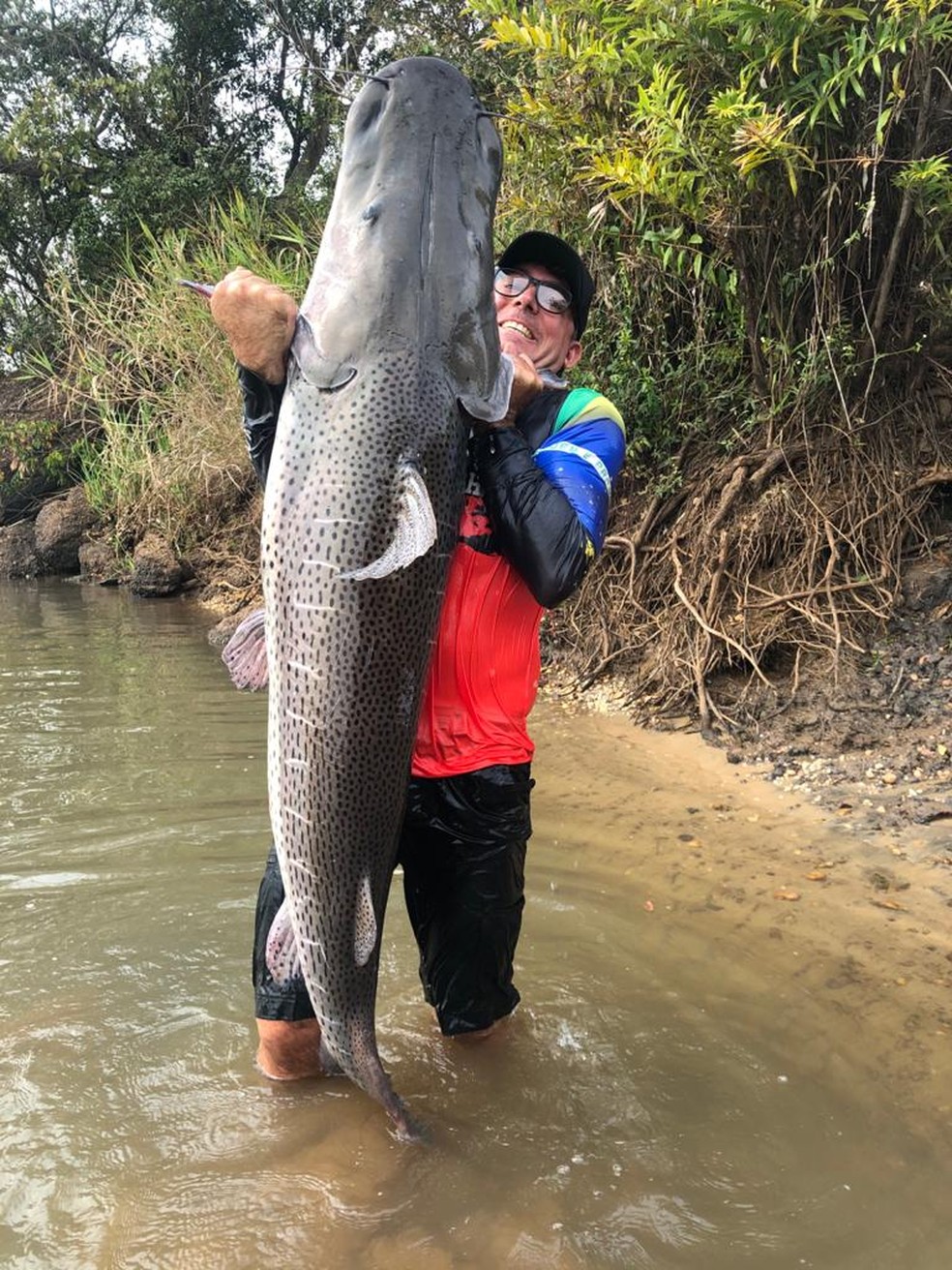 Professor universitário captura peixe que mediu 1 centímetro menor que ele, no rio Ivinhema, em Angélica (MS). — Foto: Vagner Ruotolo Palharini