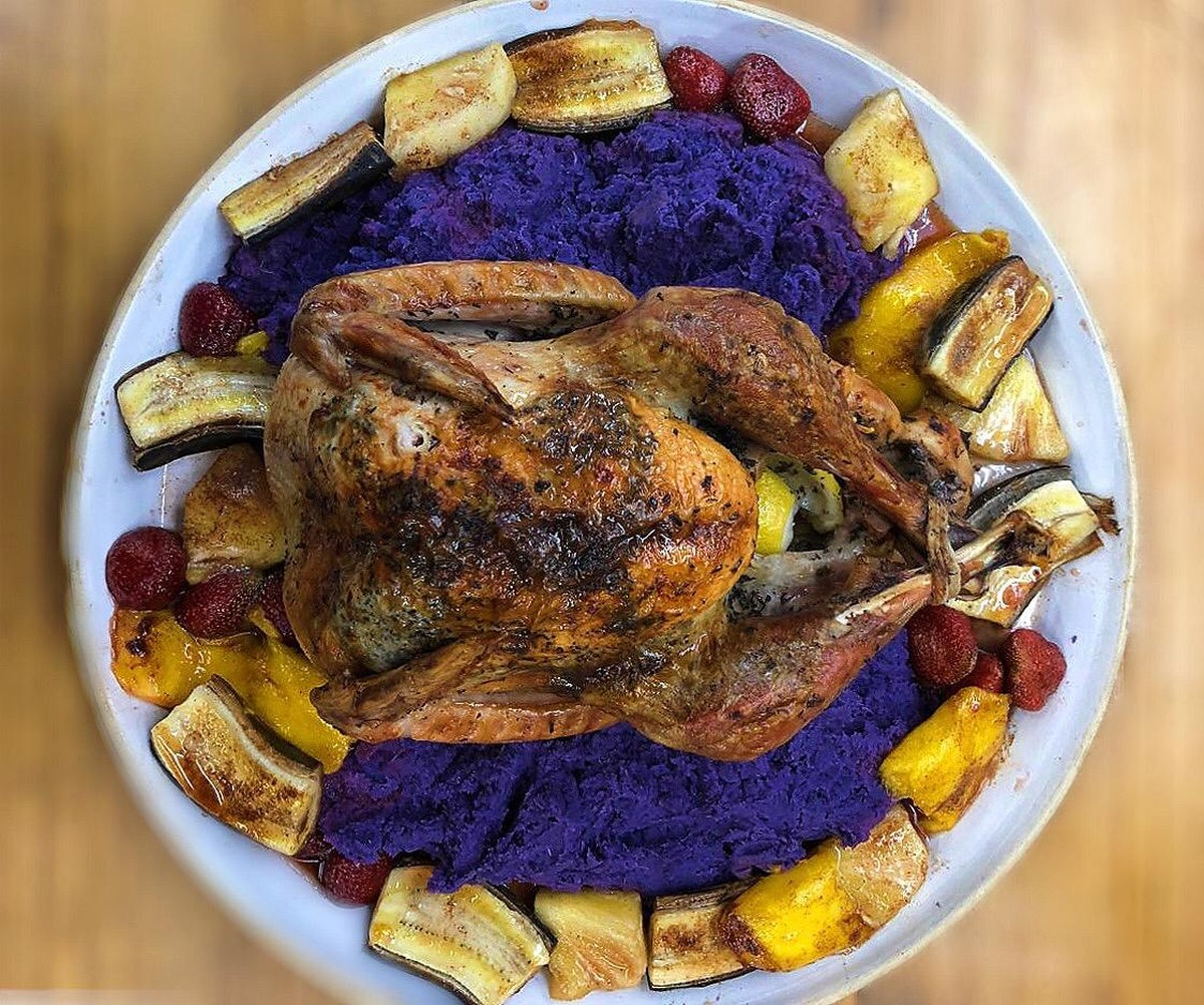 Peru De Natal Com Purê De Batata Roxa E Frutas Ao Forno