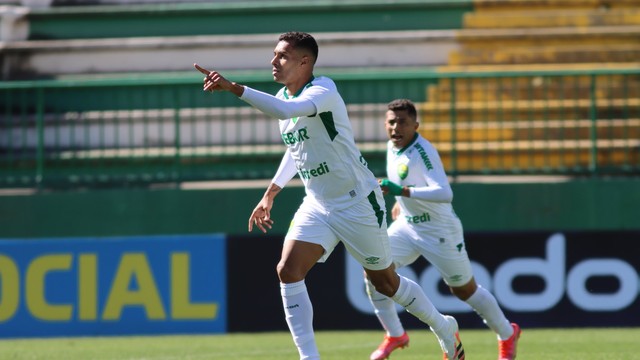 Elton comemora gol do Cuiabá contra a Chapecoense