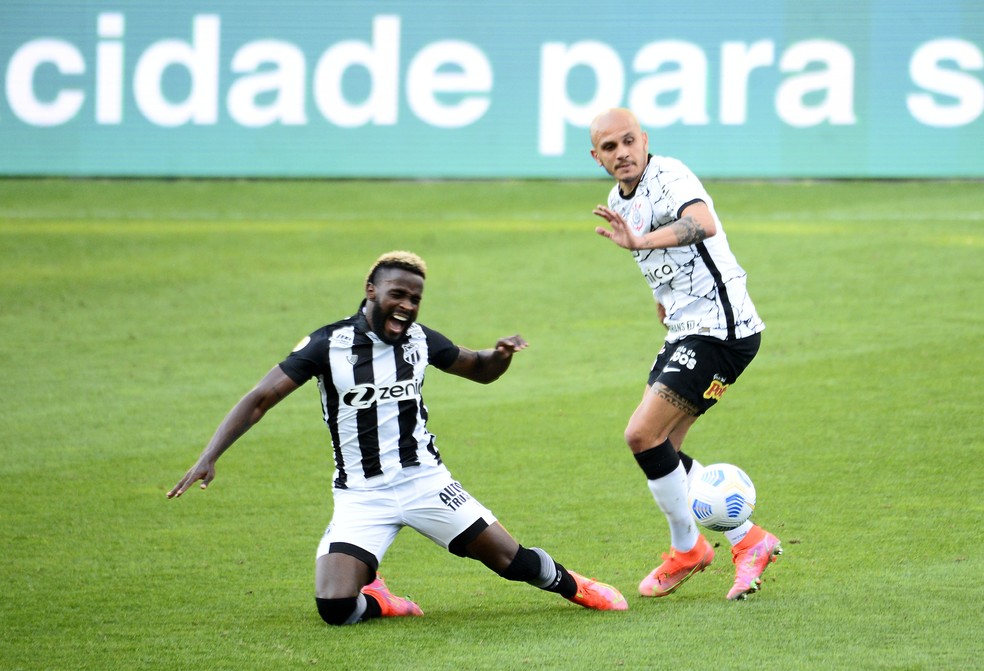 Mendoza e Fábio Santos em Corinthians x Ceará — Foto: Marcos Ribolli