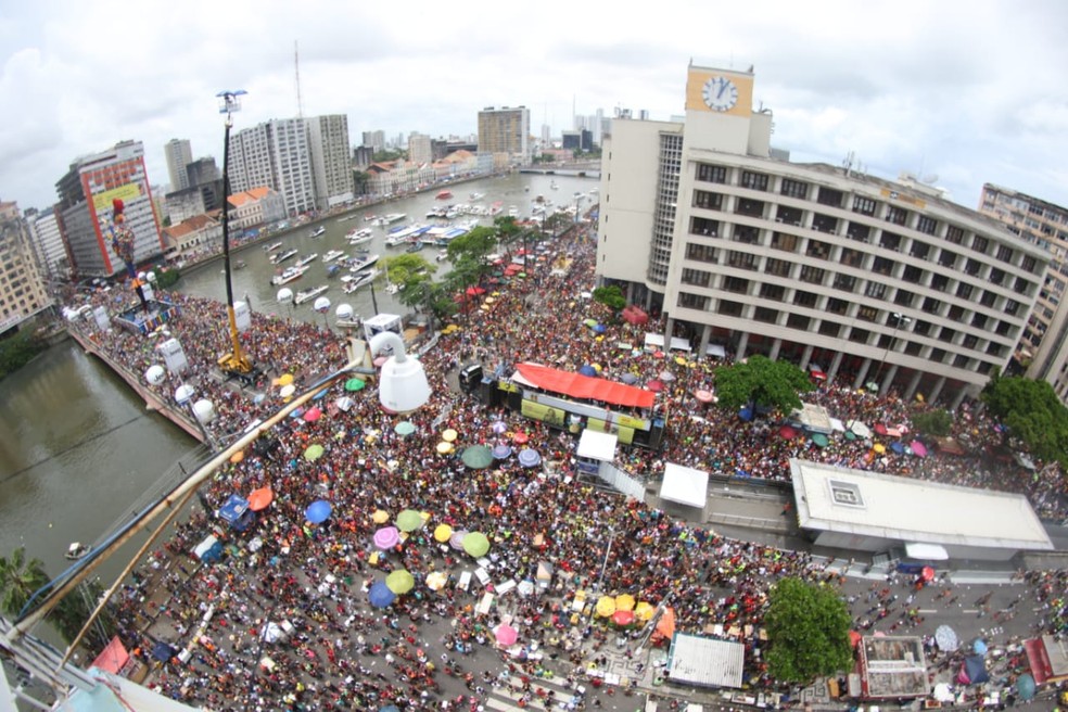 Galo da Madrugada atrai foliões na Avenida Guararapes, no Centro do Recife, no carnaval 2019 — Foto: Aldo Carneiro/Pernambuco Press