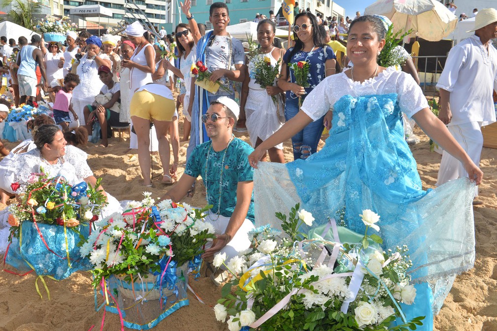 Muitas flores e presentes foram dadas a Iemanjá neste domingo (2), em Salvador  — Foto: Max Haack/Ag Haack
