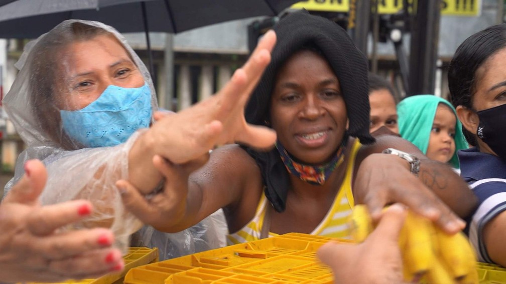 Mulheres lutam por cacho de bananas — Foto: Profissão Repórter
