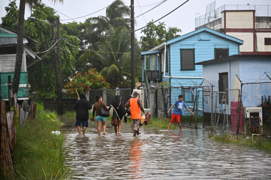 Moradores na cidade de Belize fogem das unundações provocadas pelos ventos do Lisa